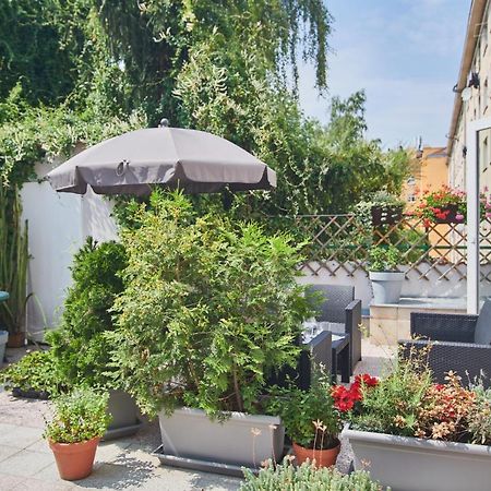 Nice Home To Stay At Prague Close To Castle With Terrace And Garden Exterior foto