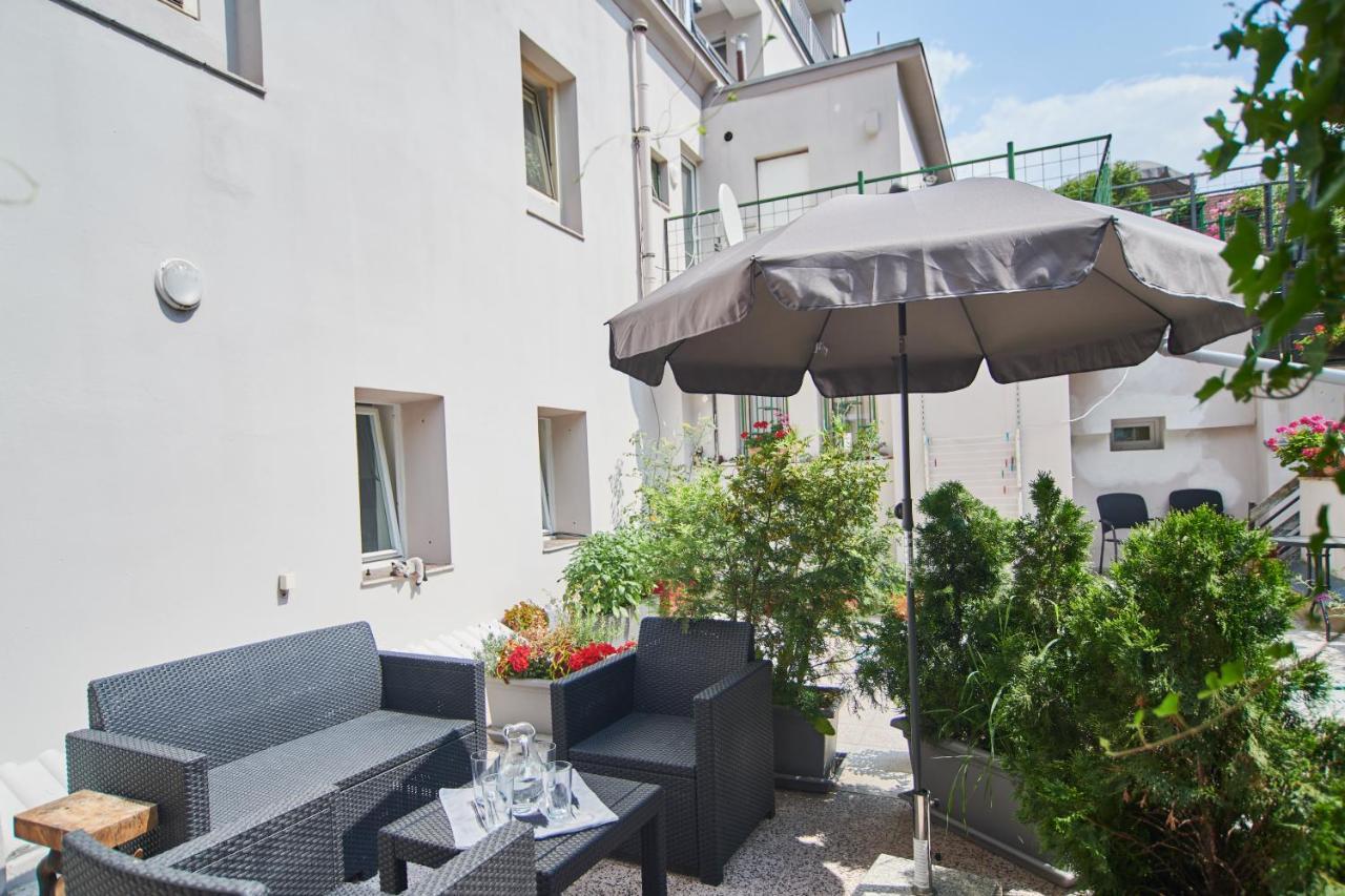 Nice Home To Stay At Prague Close To Castle With Terrace And Garden Exterior foto