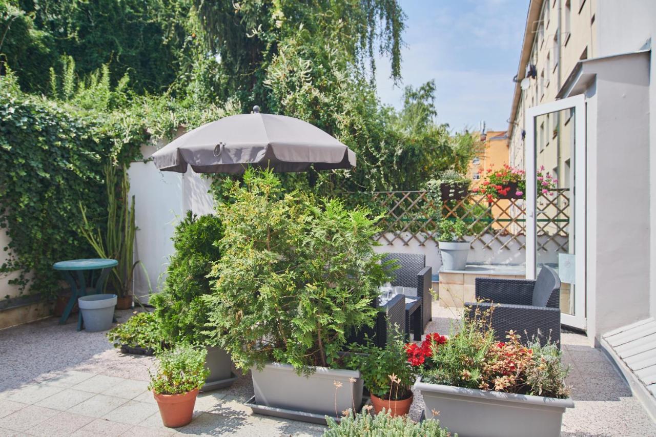 Nice Home To Stay At Prague Close To Castle With Terrace And Garden Exterior foto